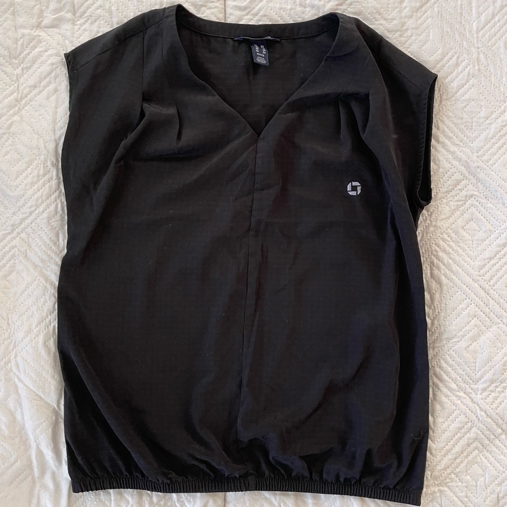 Lands End Chase Bank short sleeve blouse in black. Size 00